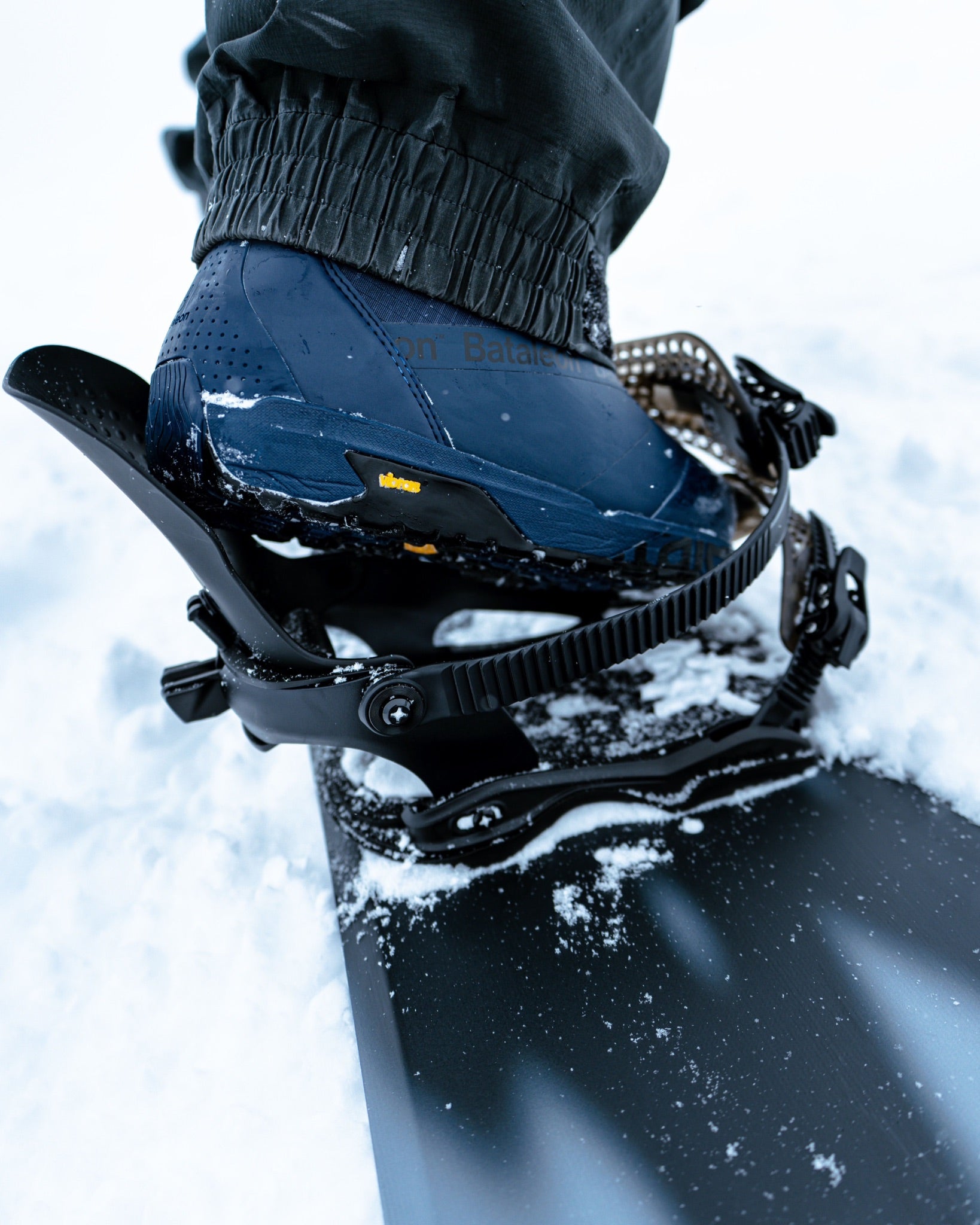 bataleon-women-s-blaster-asymwrap-fase-attacchi-snowboard-all-mountain image 8