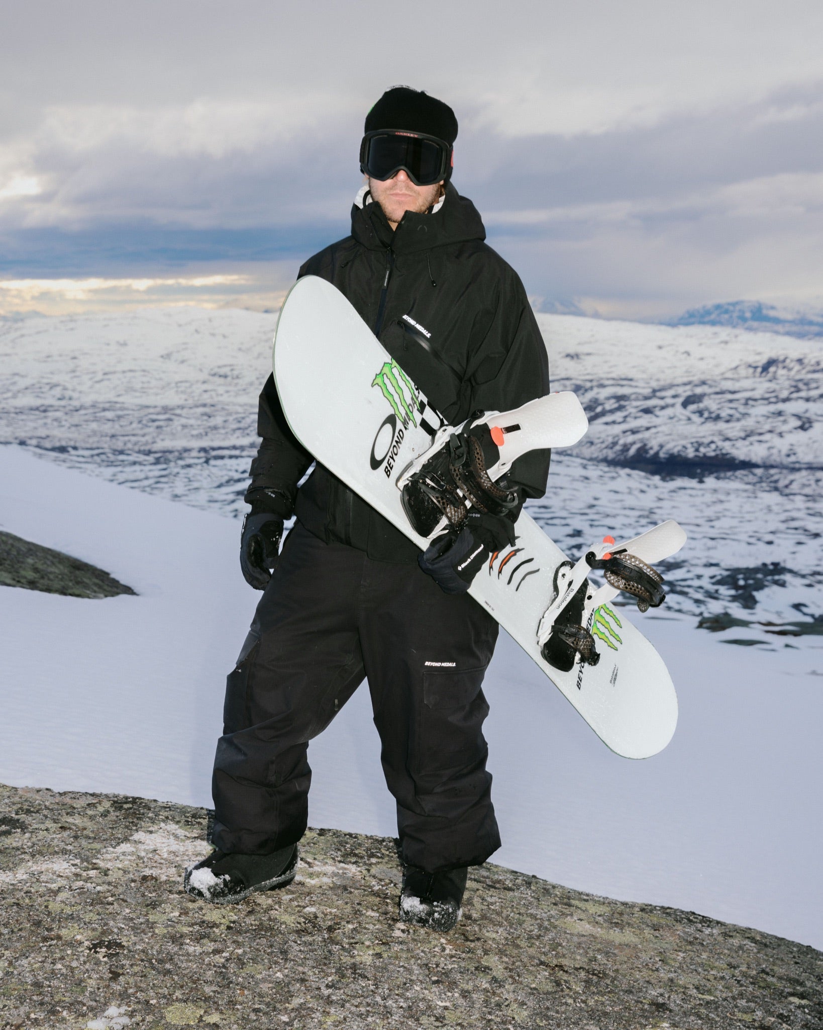 bataleon-tornado-x-beyond-medals-snowboard-directional-twin-pro image 7