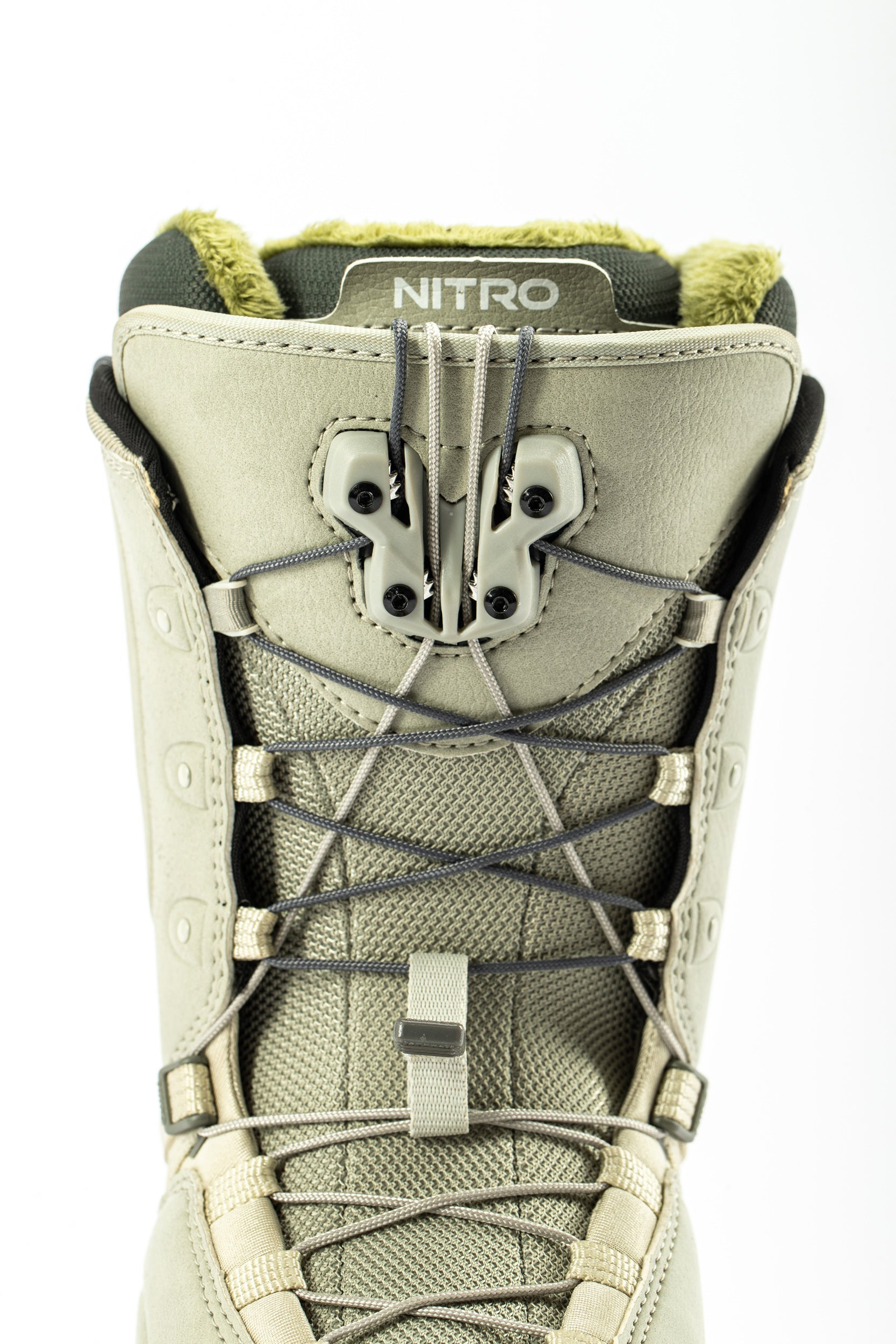 nitro-snowboards-crown-tls-donna-scarponi-snowboard-hailey-langland image 4