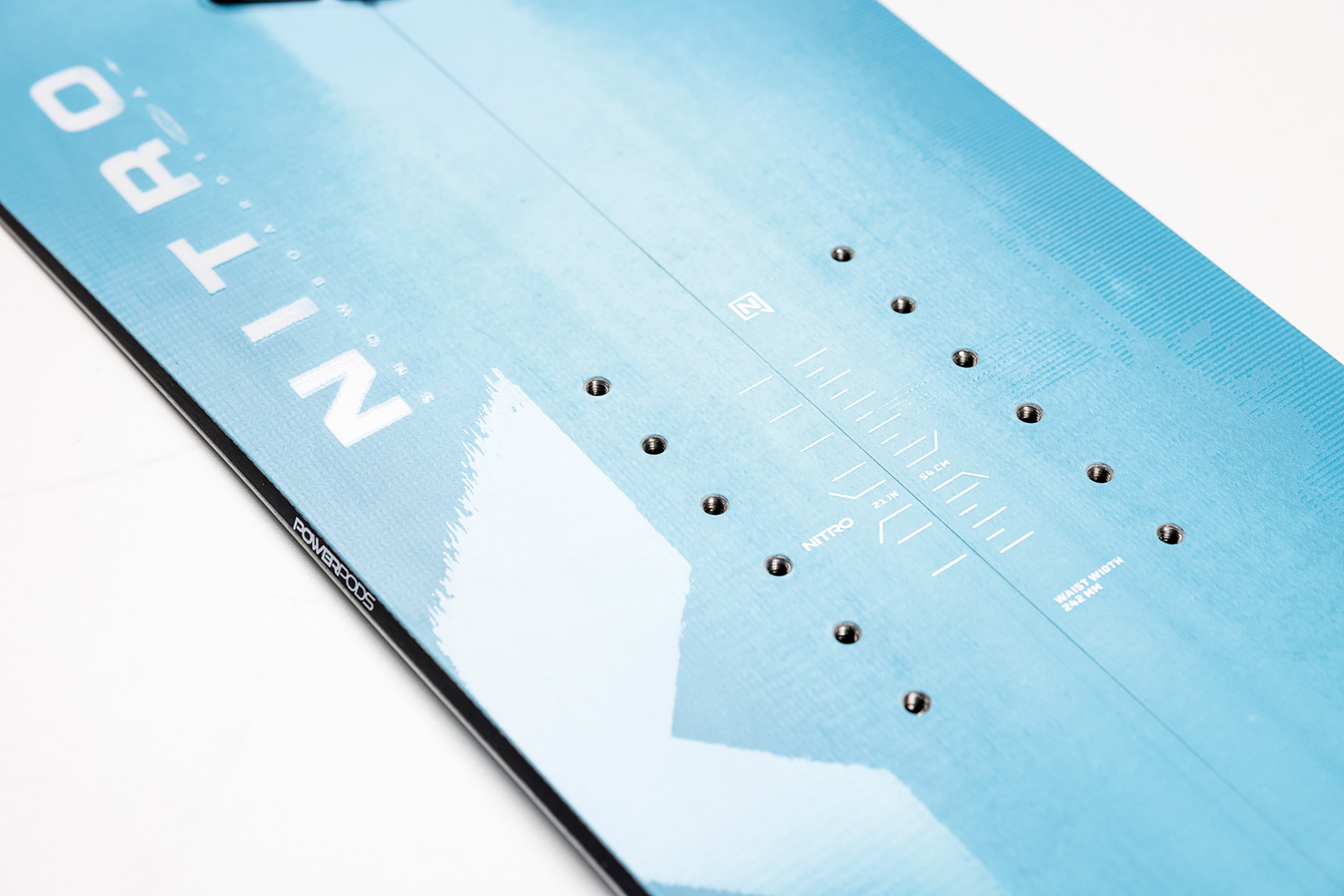 nitro-snowboards-volta-splitboard-donna-splitboarding image 2